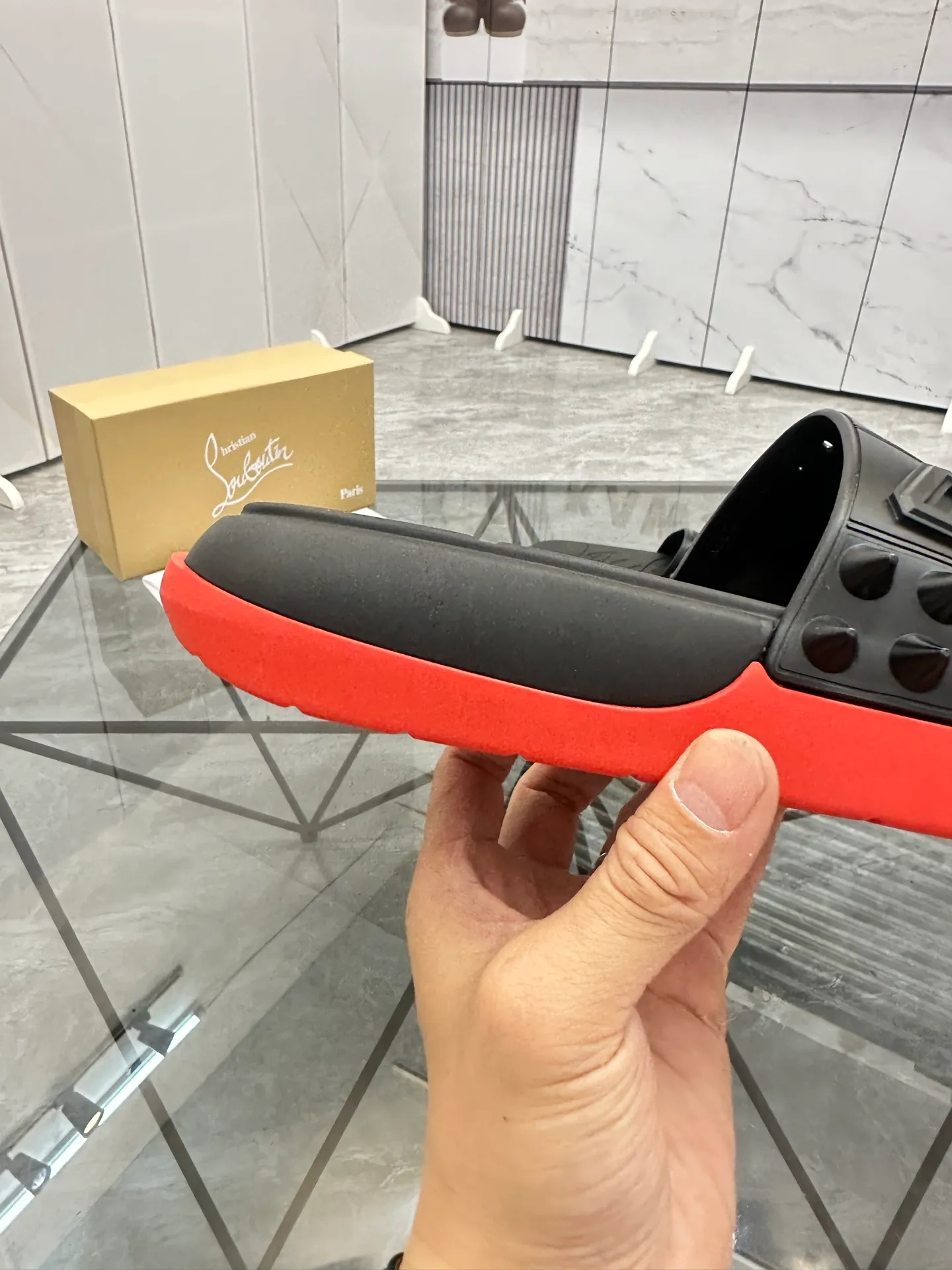 Men's shoes: 💰P300¥ Product trademark: CL red-soled shoes* "CL*" slippers Regular size: 38-44 (men's 45.46 can be customized) Product materials: imported cowhide upper, professional 5D craftsmanship, high-end rivets, sheepskin lining, original outsole. Number: 789